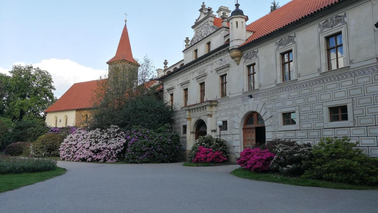 Hotel Tulipan Prŭhonice Exterior foto